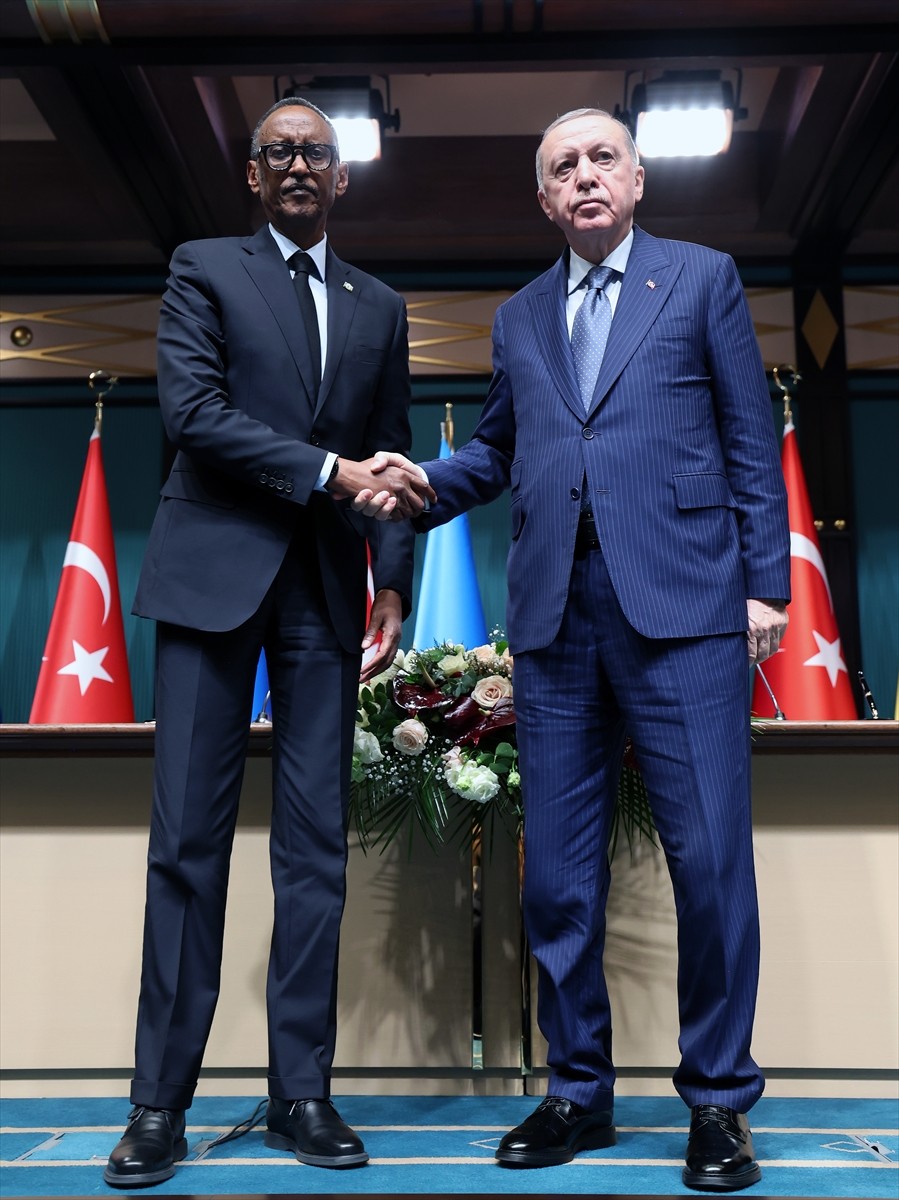 Cumhurbaşkanı Recep Tayyip Erdoğan (sağda) ve Ruanda Cumhurbaşkanı Paul Kagame'nin (solda)...