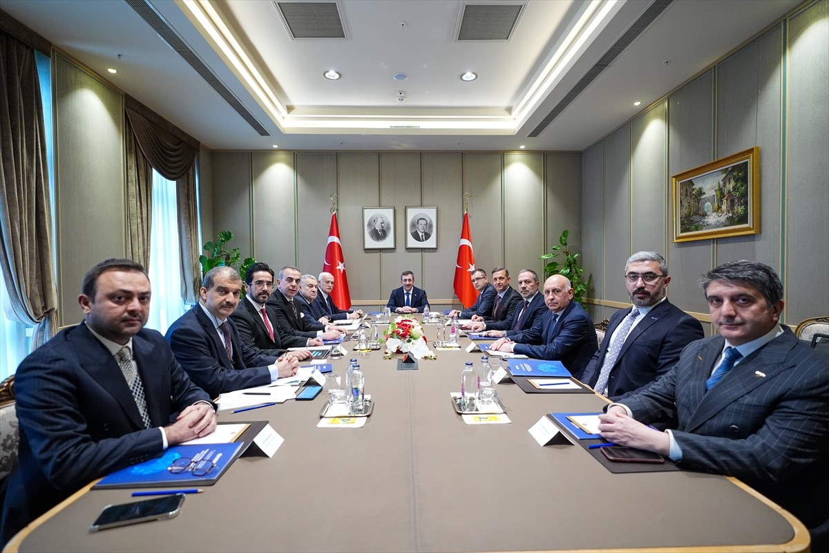 Cumhurbaşkanı Yardımcısı Cevdet Yılmaz (ortada), Cumhurbaşkanlığı Külliyesi'nde, Dış Ekonomik...