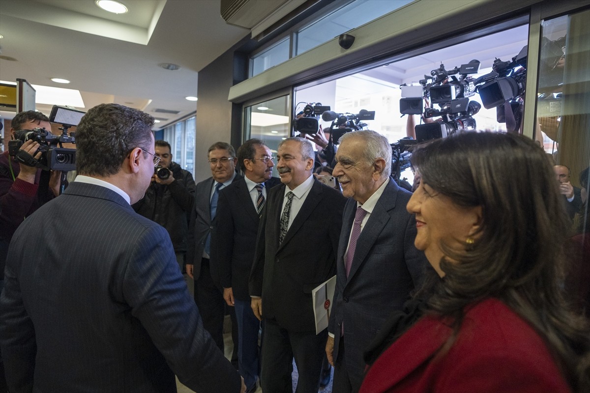 DEM Parti heyeti, Deva Partisi Genel Başkanı Ali Babacan ile bir araya geldi. Deva Partisi Genel...