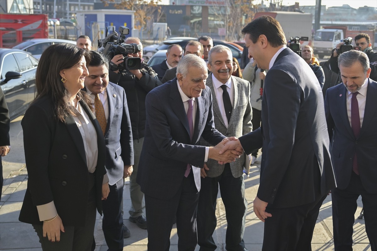 DEM Parti Van Milletvekili Pervin Buldan (solda), İstanbul Milletvekili Sırrı Süreyya Önder (sağ...