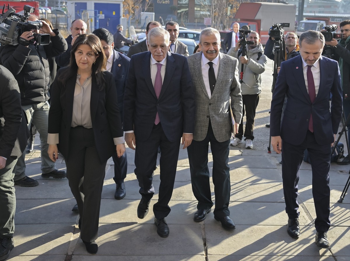 DEM Parti Van Milletvekili Pervin Buldan (solda), İstanbul Milletvekili Sırrı Süreyya Önder (sağ...