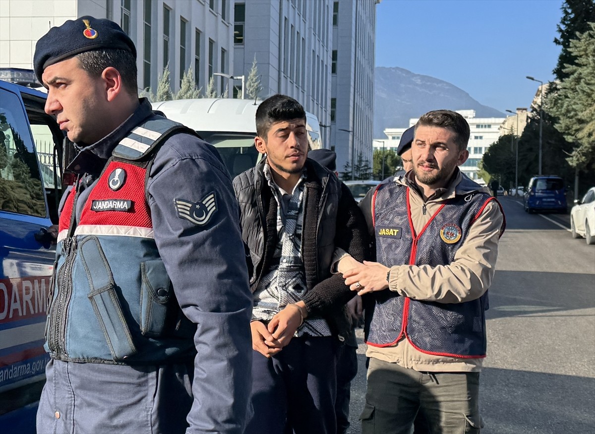 Denizli'nin Pamukkale ilçesinde bir kişiyi evinde tüfekle vurarak öldürdüğü öne sürülen zanlı...