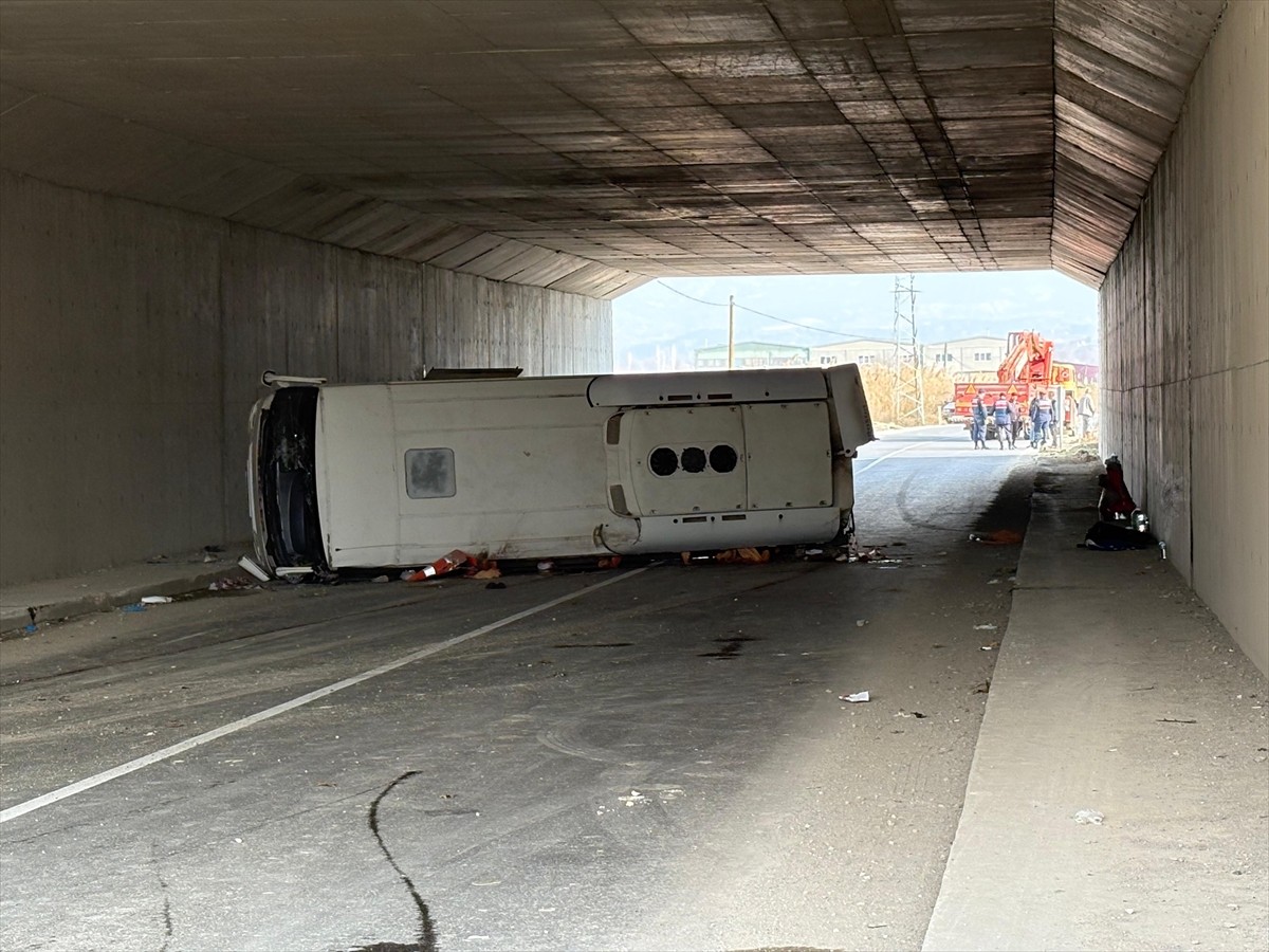 Denizli'nin Pamukkale ilçesinde işçi servisinin devrilmesi sonucu 4 kişi öldü, 19 kişi yaralandı....