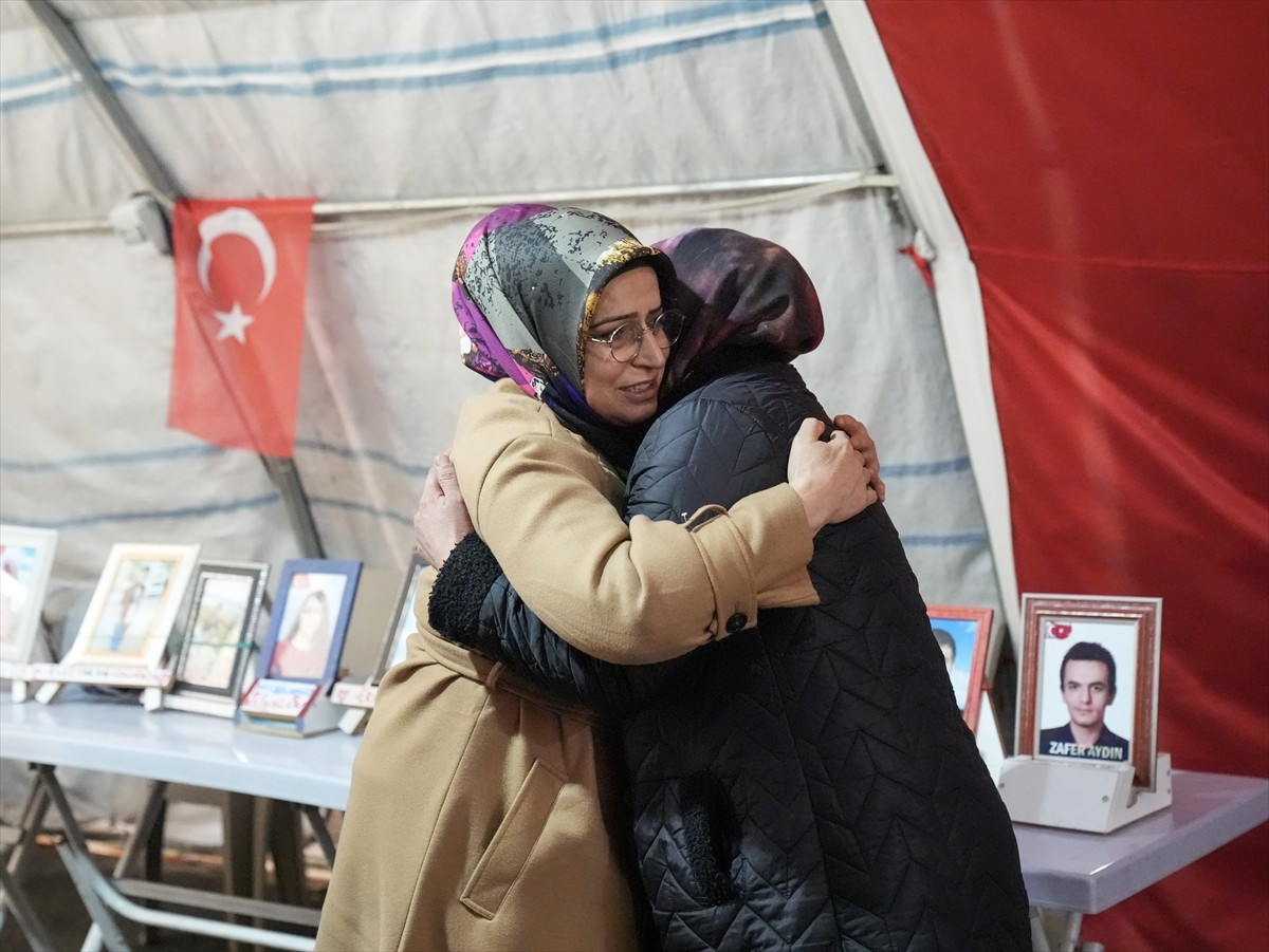 Diyarbakır'da oturma eylemi yapan ve terör örgütü PKK'dan kaçarak güvenlik güçlerine teslim olan...