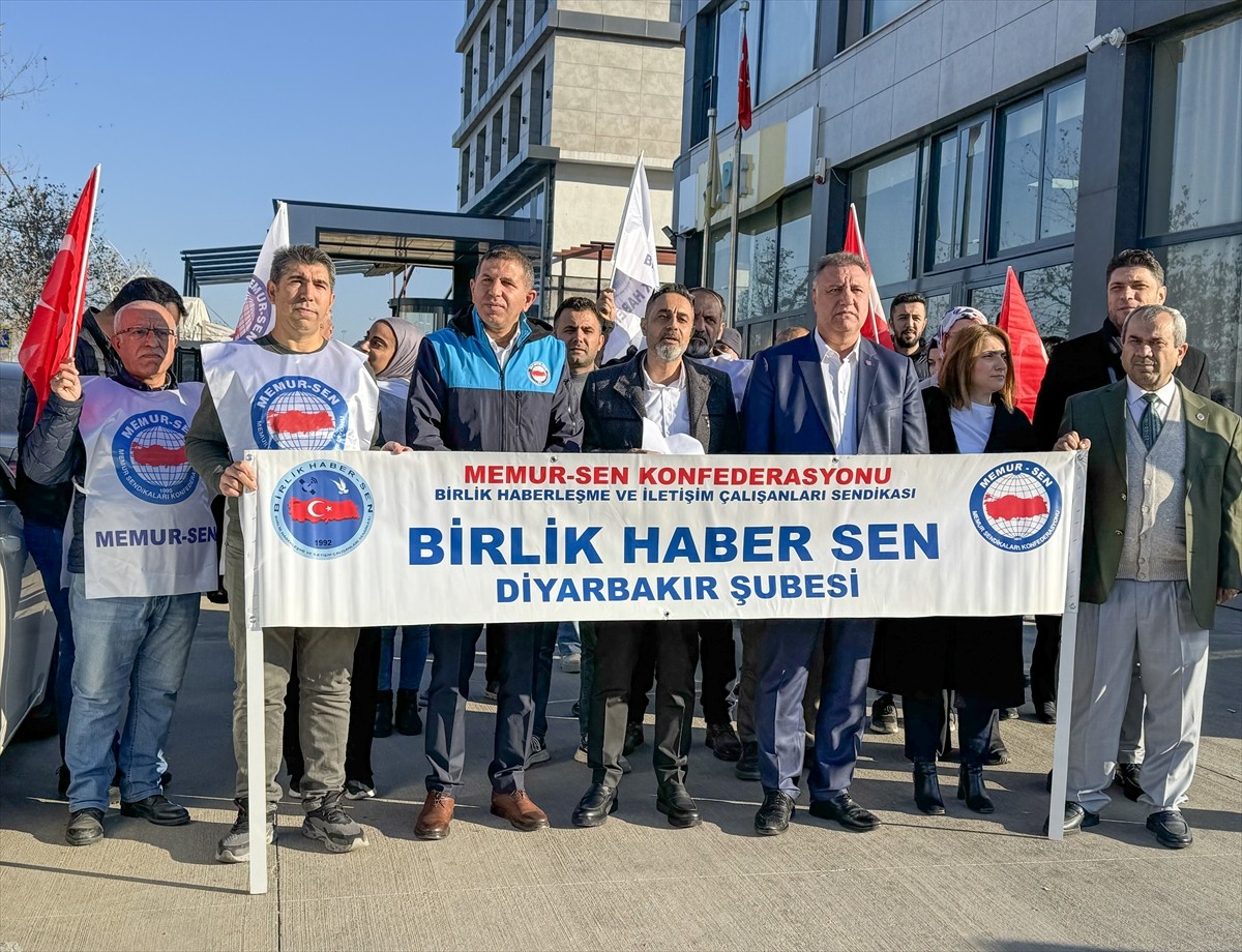  Diyarbakır'da PTT çalışanları, Rize'de meslektaşlarının silahla öldürülmesini basın açıklamasıyla...