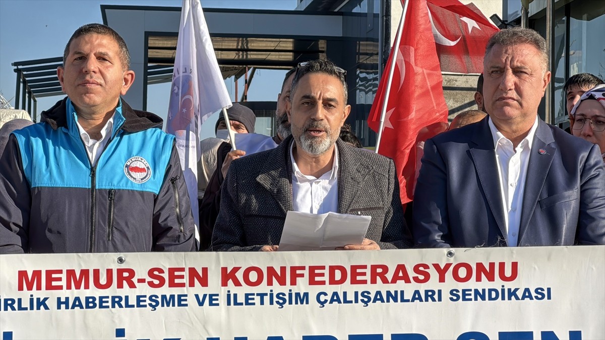  Diyarbakır'da PTT çalışanları, Rize'de meslektaşlarının silahla öldürülmesini basın açıklamasıyla...
