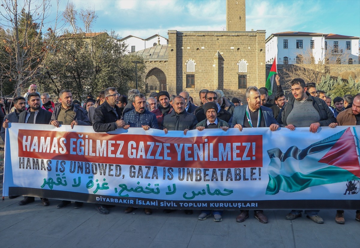Diyarbakır'da sağlık çalışanları, İsrail ordusu tarafından alıkonulan Gazze Şeridi'nin kuzeyindeki...