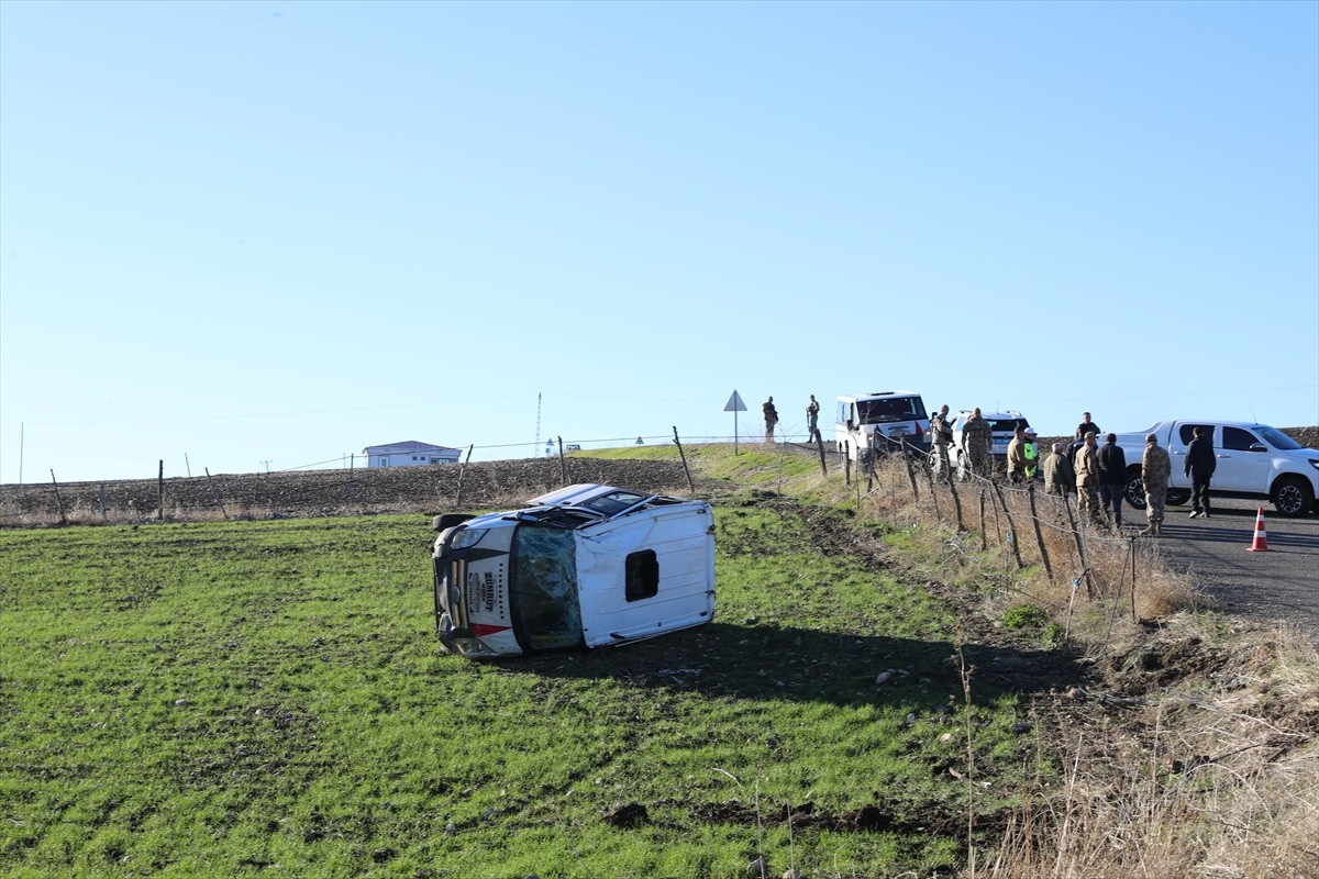 Diyarbakır'ın merkez Sur ilçesinde meydana gelen trafik kazasında, 8'i öğrenci 9 kişi...