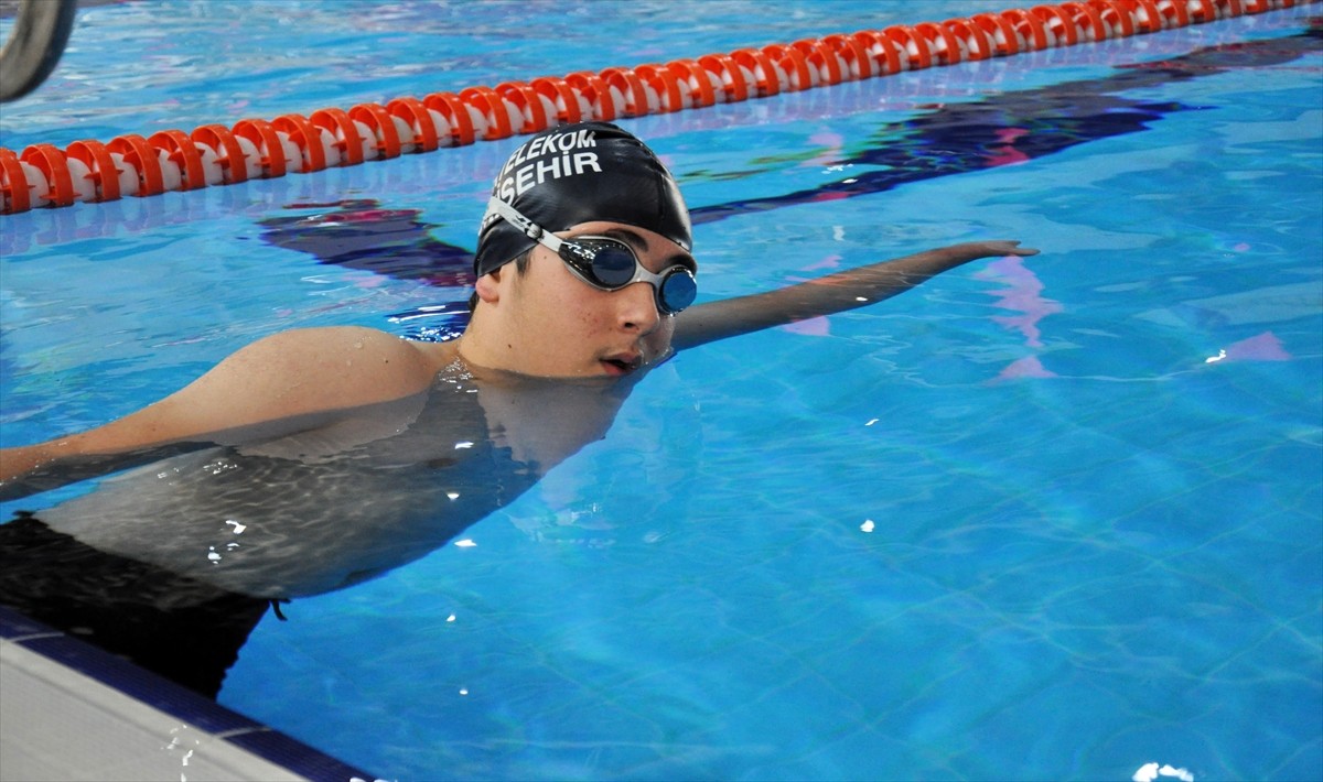 Doğuştan elleri ve ayakları olmayan 14 yaşındaki para yüzücü Salih Karadağ, milli takım hayali...