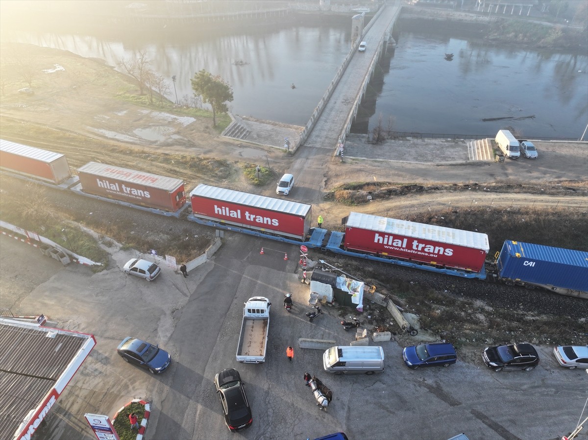 Edirne'de lokomotif arızası nedeniyle hemzemin geçitte Tunca Köprüsü üzerinden Karaağaç...
