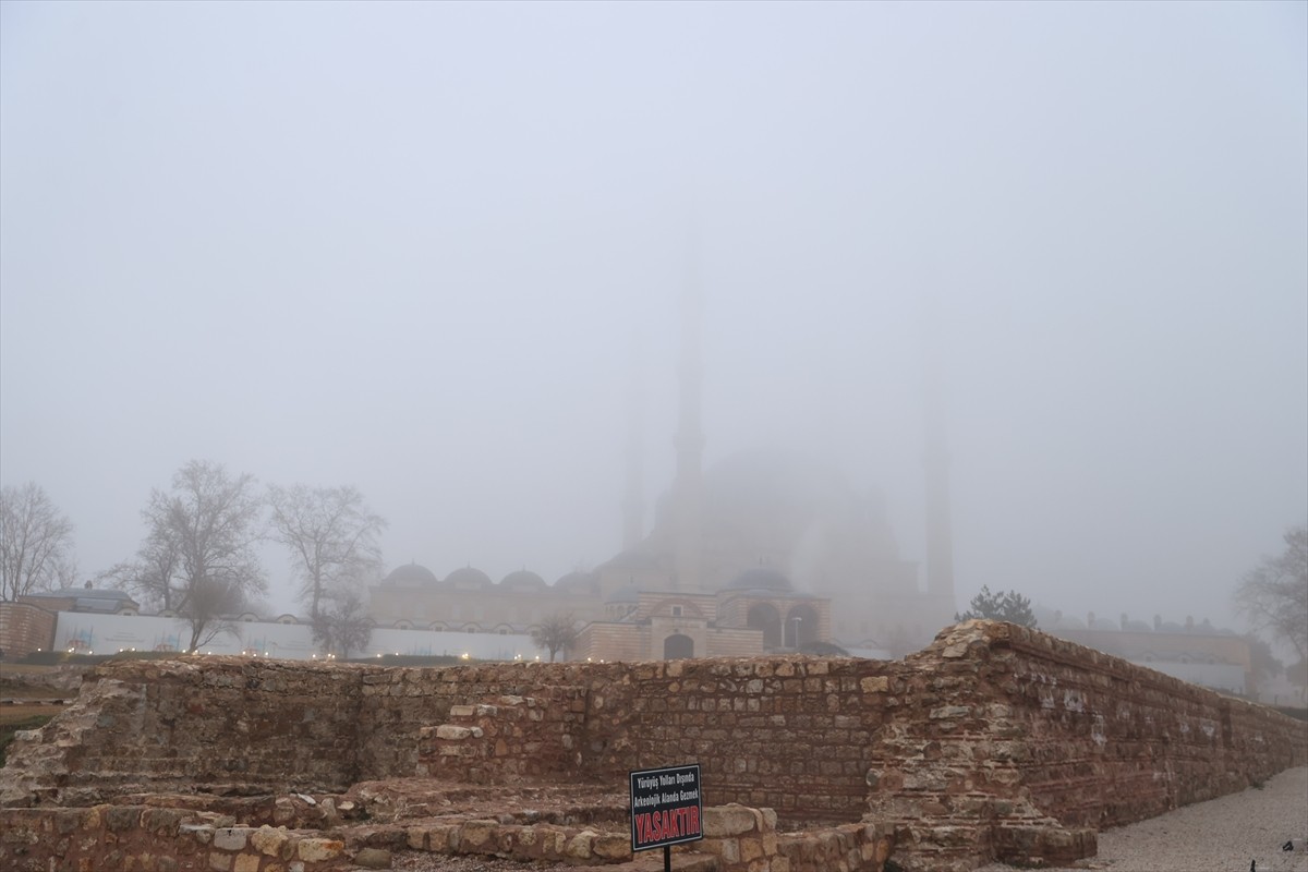 Edirne'de sabah saatlerinde etkili olmaya başlayan sis nedeniyle görüş mesafesi yer yer 50...