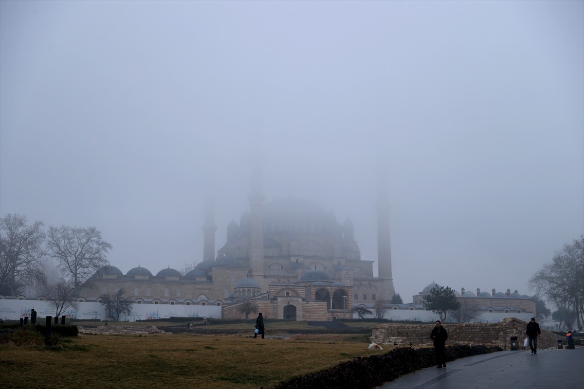 Edirne'de sis nedeniyle görüş mesafesi azaldı. Başta Selimiye Camisi olmak üzere kentteki birçok...