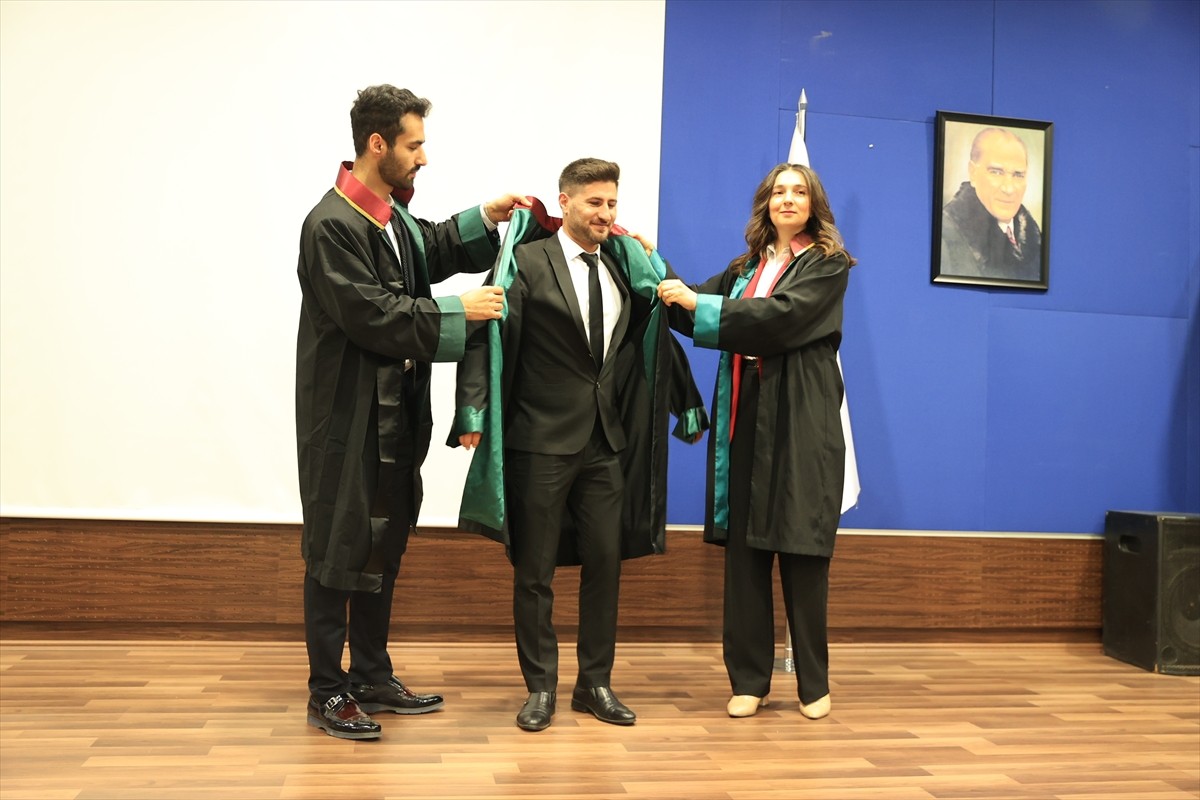 Edirne Adliyesi'nde mübaşir olarak görev yapan Emre Şahinerol (fotoğrafta), hukuk fakültesinden...