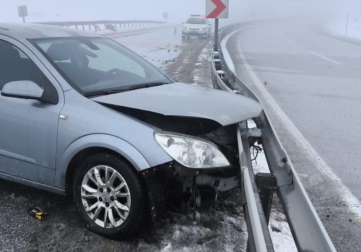 Erzincan'da otomobilin bariyerlere çarpması sonucu 3 kişi yaralandı.