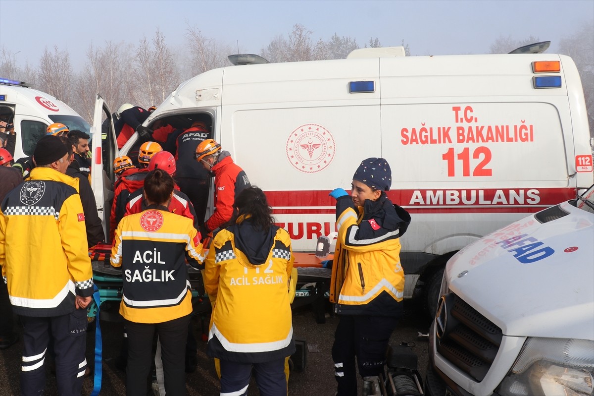 Erzurum'da kaza yapan ambulans ile buradaki yaralılar için yola çıkan diğer ambulansın tıra...