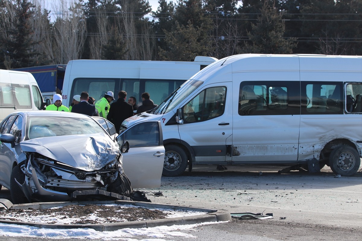 Erzurum'da minibüs ile otomobilin çarpışması sonucu 6 kişi yaralandı. Olay yerinde polis ekipleri...