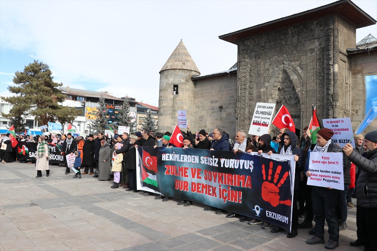 Erzurum'da sağlık çalışanları, dondurucu soğuğa rağmen İsrail'in Gazze'ye yönelik saldırılarını...