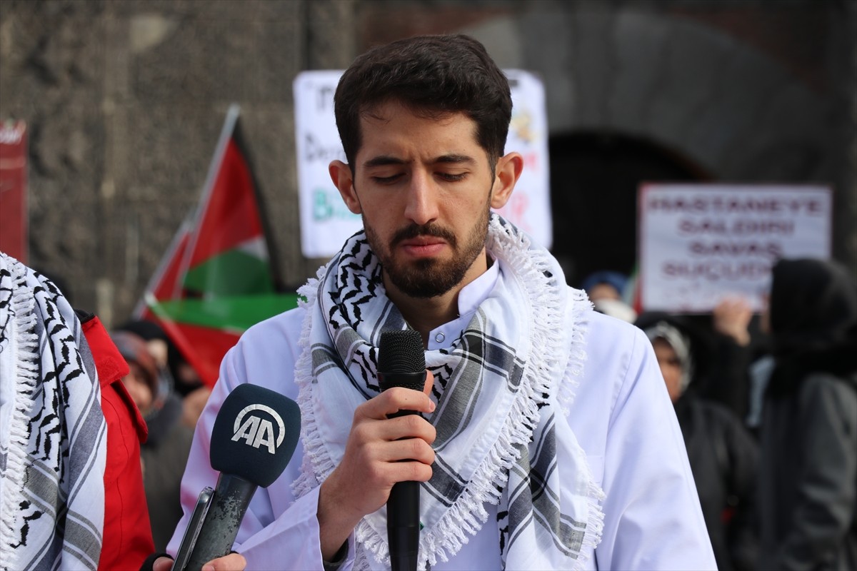 Erzurum'da sağlık çalışanları, dondurucu soğuğa rağmen İsrail'in Gazze'ye yönelik saldırılarını...