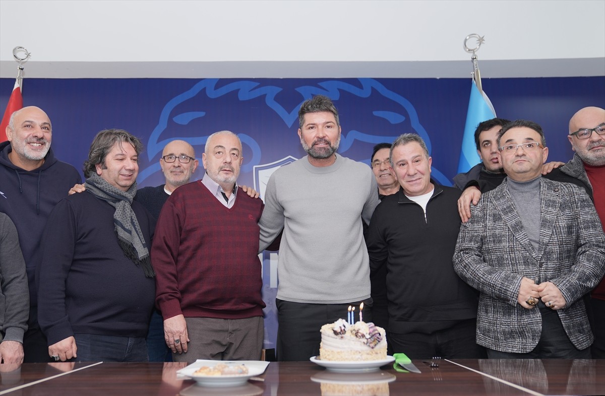 Erzurumspor FK Teknik Direktörü Hakan Kutlu, kulübün altyapı tesislerinde düzenlendiği basın...