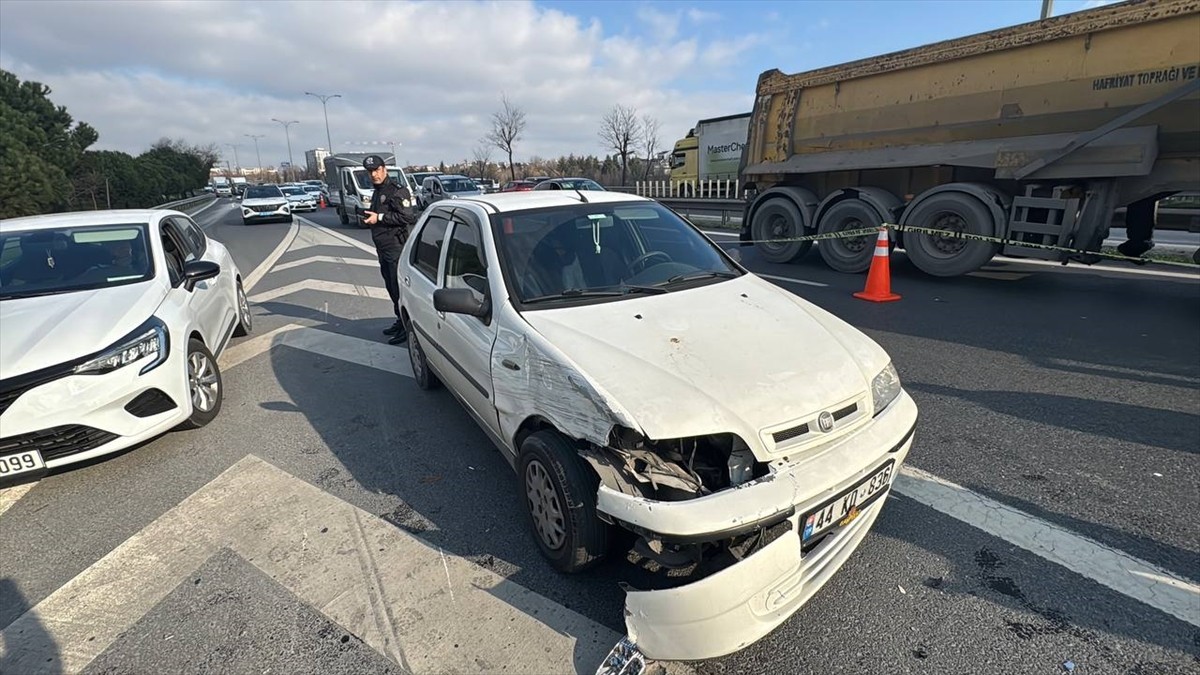Esenler'de, önce otomobile sonra da yol kenarındaki bariyerlere çarpıp yere düşerek savrulan...