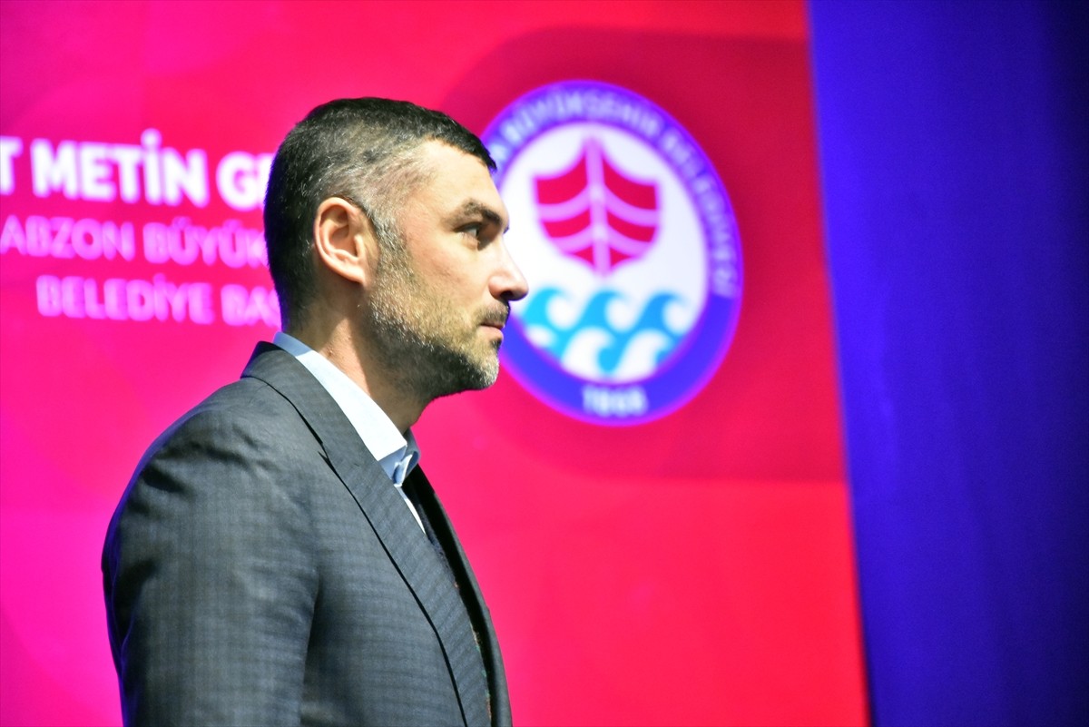 Eski Trabzonsporlu futbolcu Burak Yılmaz, Trabzon Büyükşehir Belediyesi tarafından Hamamizade...