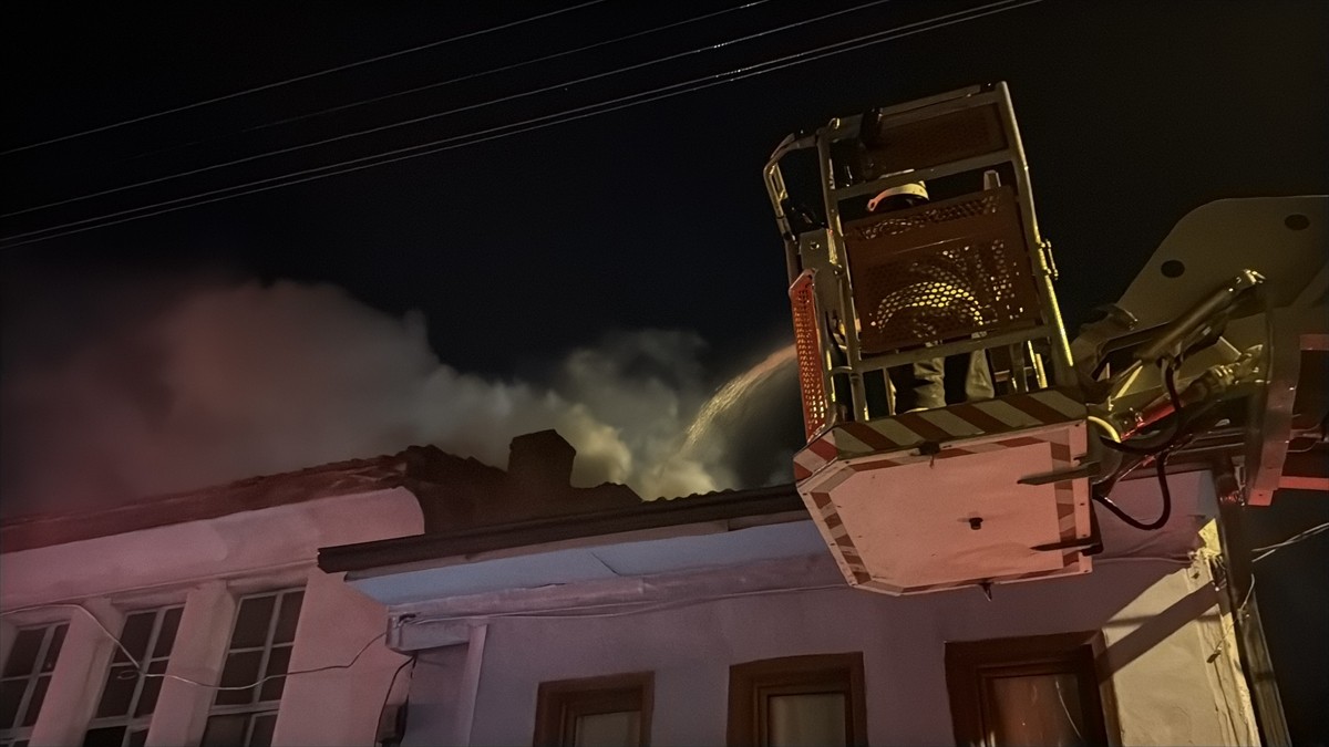 Eskişehir'in Odunpazarı ilçesinde iki katlı müstakil evde çıkan yangın, itfaiye ekiplerince...