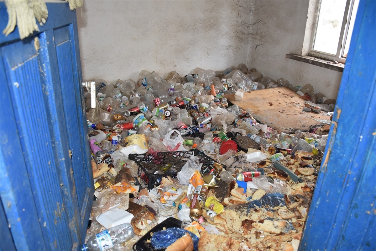 Eskişehir'in Odunpazarı ilçesindeki tek katlı müstakil evden 6 kamyon çöp çıkarıldı.