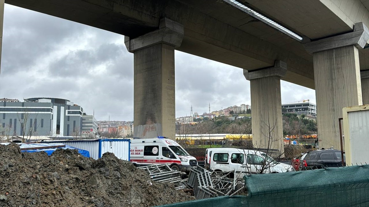 Eyüpsultan'da viyadük altında yapılan güçlendirme çalışması sırasında üzerine iş makinesinin...