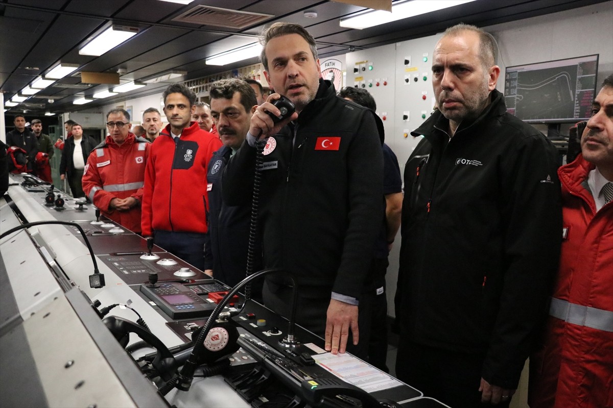 Filyos Doğal Gaz İşleme Tesisleri'nde incelemede bulunan Enerji ve Tabii Kaynaklar Bakanı...