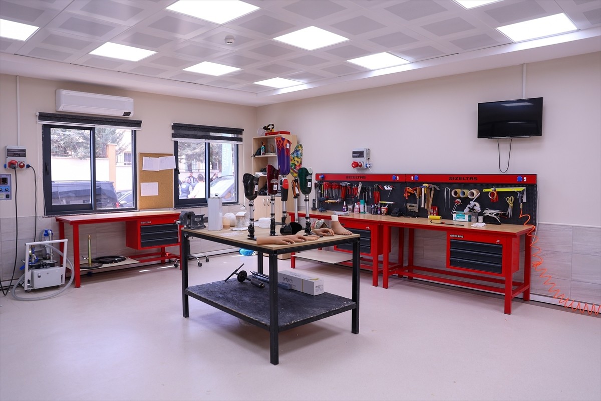 Gaziantep'te 6 Şubat 2023'teki depremlerden sonra kapasitesi artırılan ortez ve protez merkezinde...