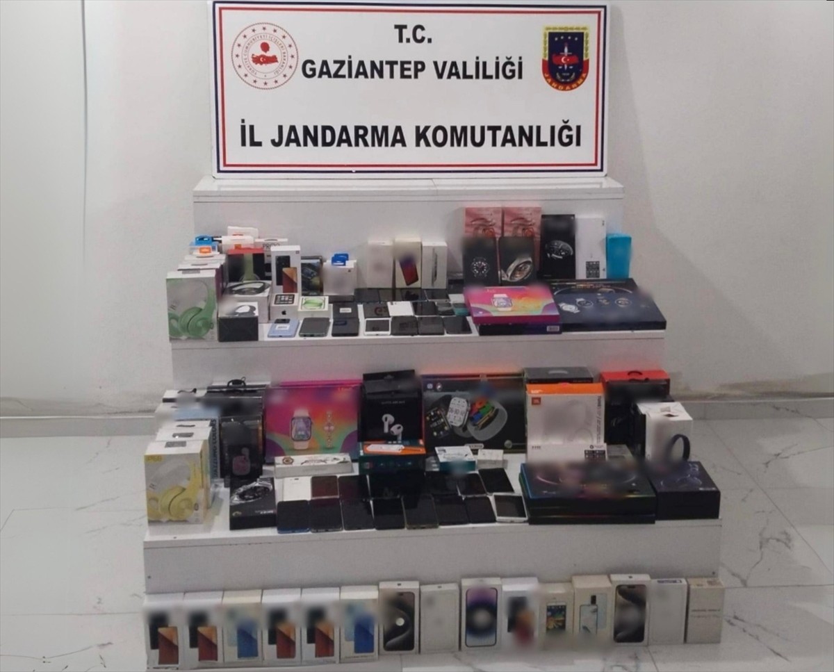 Gaziantep'te jandarma tarafından yapılan operasyonda gümrük kaçağı elektronik eşyalar ele...
