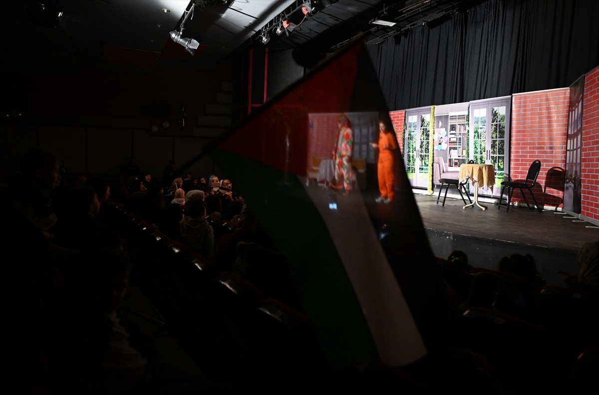 Gazze'den tedavi için Ankara'ya getirilen çocuklar, Ankara Çocuk Tiyatroları Şenliği kapsamında...