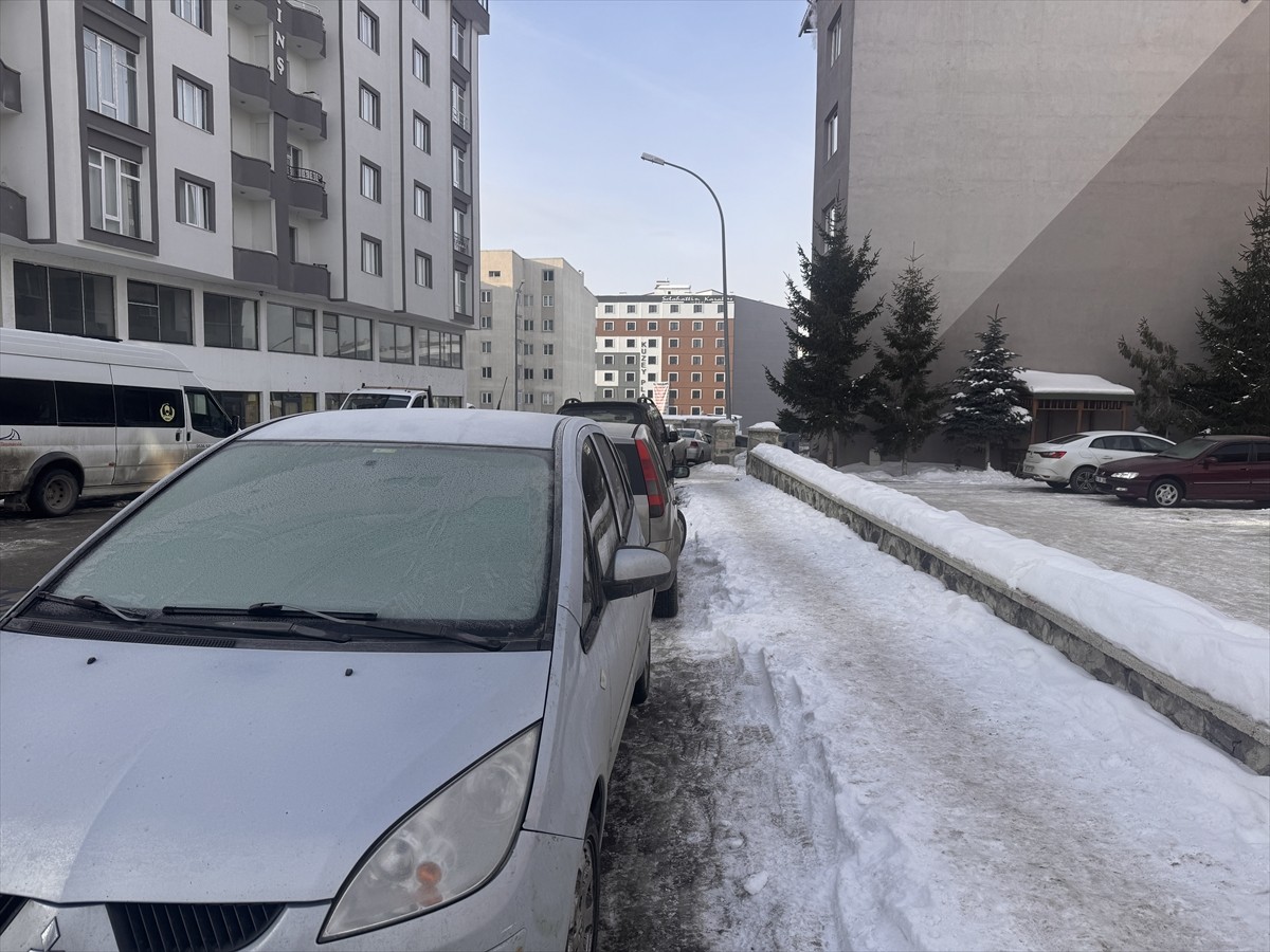 Gece hava sıcaklığının sıfırın altında 23 derece ölçüldüğü Erzurum'da, park halindeki araçların...