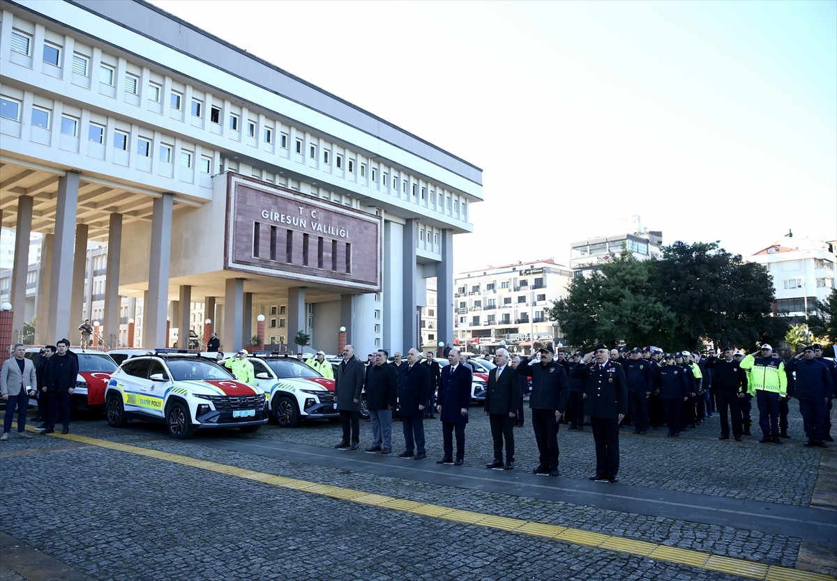 Giresun'da jandarma ve emniyet teşkilatına tahsis edilen 65 aracın teslimi için tören düzenlendi....
