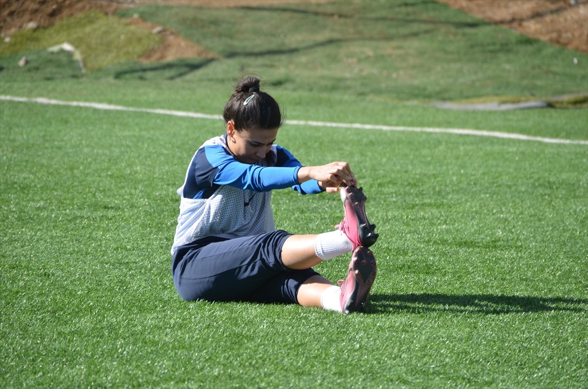 Hakkari'nin Yüksekova ilçesinde 8 yıl önce kurulan ve geçen yıl Türkiye Futbol Federasyonu (TFF)...