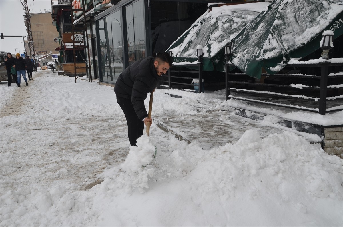 Hakkari'nin Yüksekova ilçesinde kar yağışı etkili oldu. Yağışın hayatı olumsuz etkilediği ilçede...