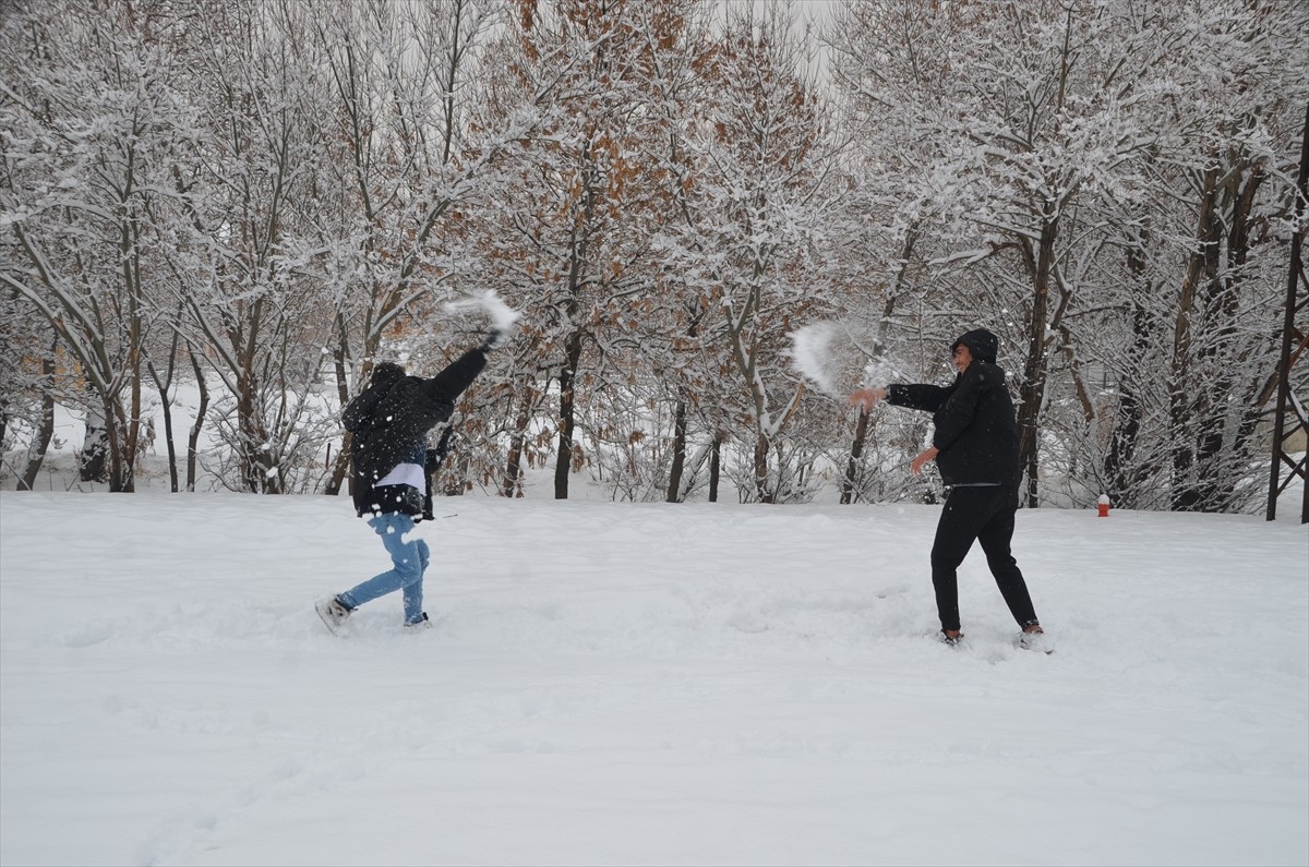 Hakkari'nin Yüksekova ilçesinde kar yağışı etkili oldu. Yağışın hayatı olumsuz etkilediği ilçede...