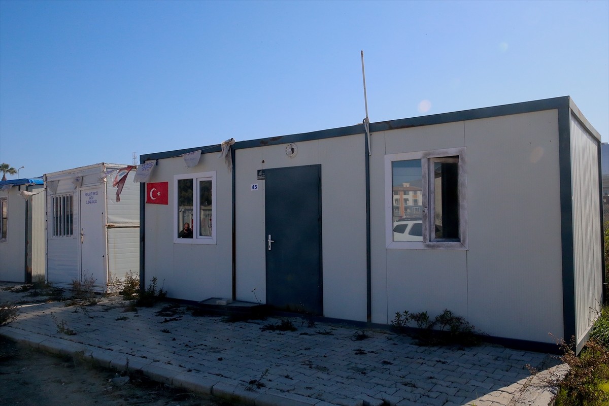 Hatay'da, 6 konteynerden hırsızlık yaptıkları iddiasıyla 2 şüpheli gözaltına alındı. Hırsızlık...