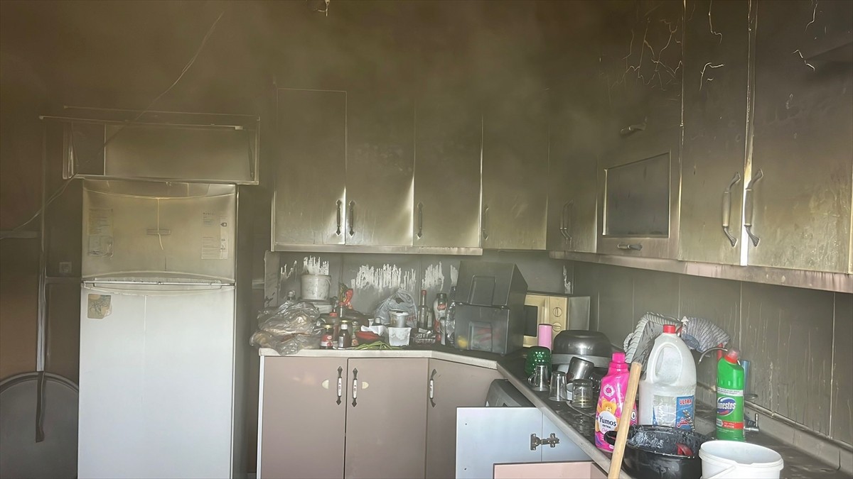 Hatay'ın Kırıkhan ilçesinde, bir binanın çatı katında çıkan yangında dumandan etkilenen 2 kişi...