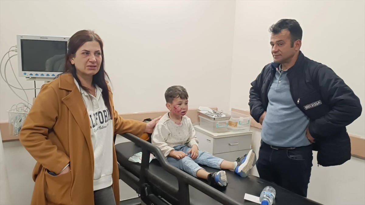 Hatay'ın Samandağ ilçesinde, 75. Yıl Parkı'nda oyun oynayan 7 yaşındaki Alpaslan Balcı (ortada)...