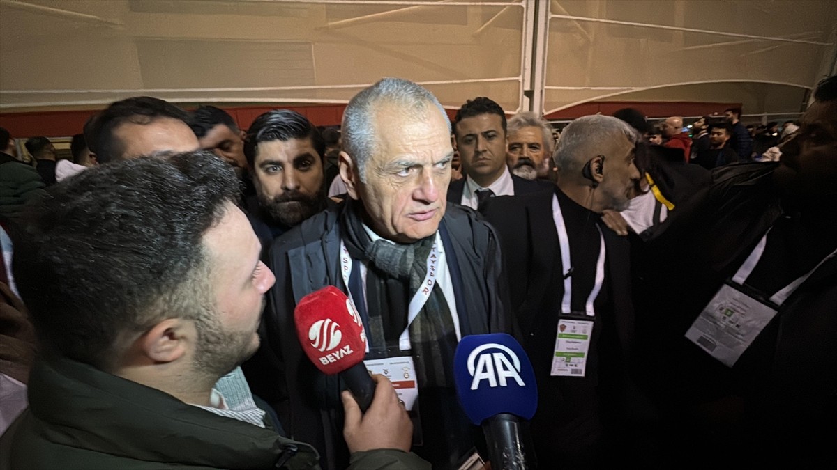 Hatayspor Kulübü Başkanı Hikmet Çinçin (ortada), ligin 20. haftasında Mersin'de Galatasaray ile...