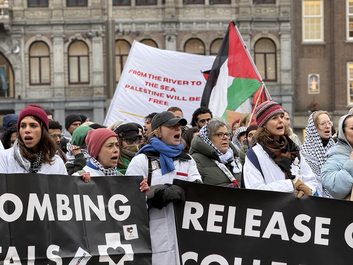 Hollanda'nın başkenti Amsterdam'da yüzlerce kişi, Filistin'e destek amacıyla gösteri...