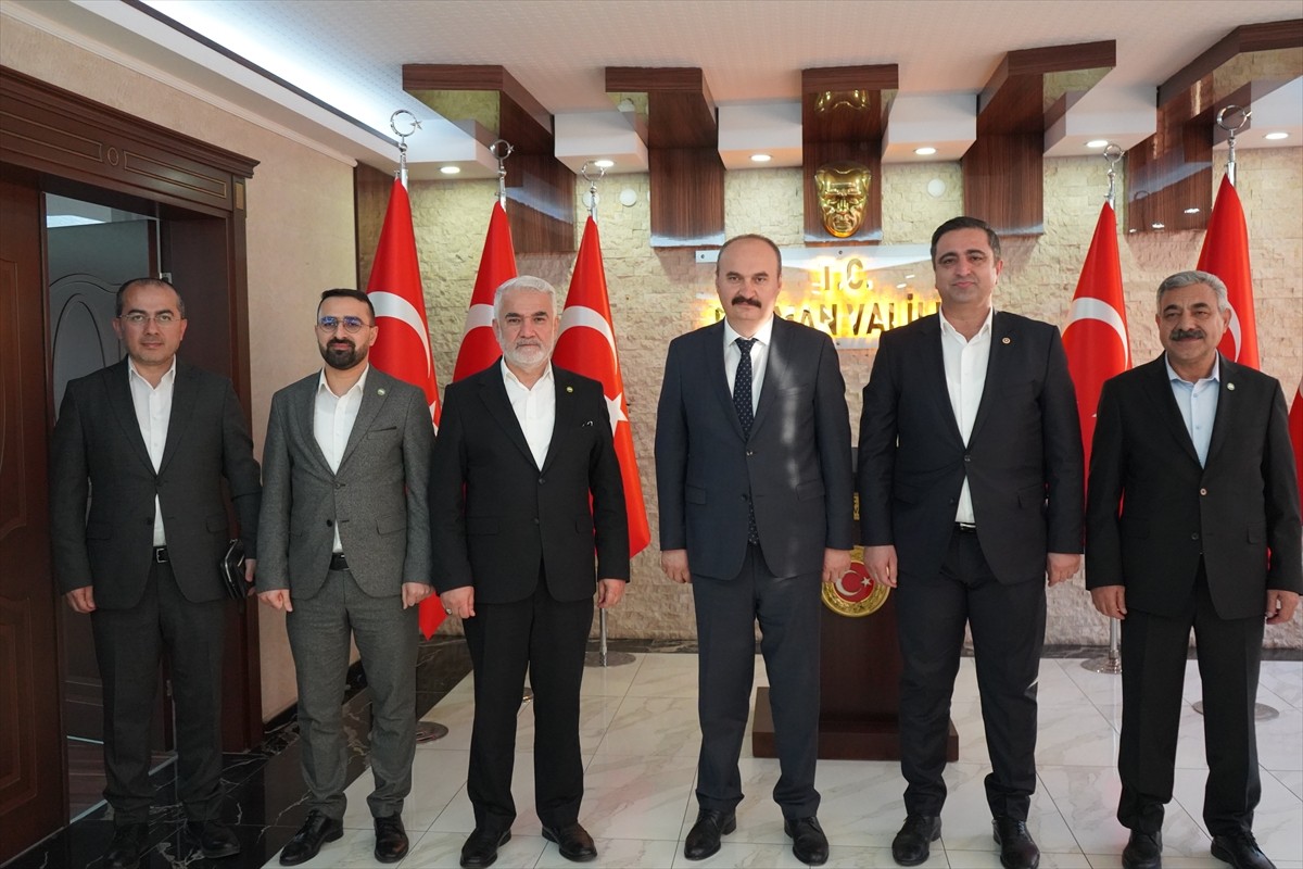 Hür Dava Partisi (HÜDA PAR) Genel Başkanı Zekeriya Yapıcıoğlu (sol 3), Batman Valisi Ekrem...