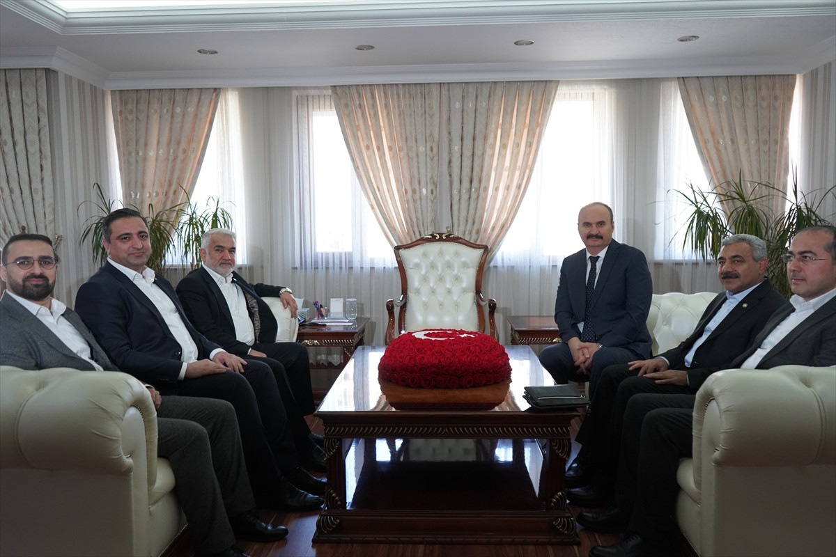 Hür Dava Partisi (HÜDA PAR) Genel Başkanı Zekeriya Yapıcıoğlu (sol 3), Batman Valisi Ekrem...