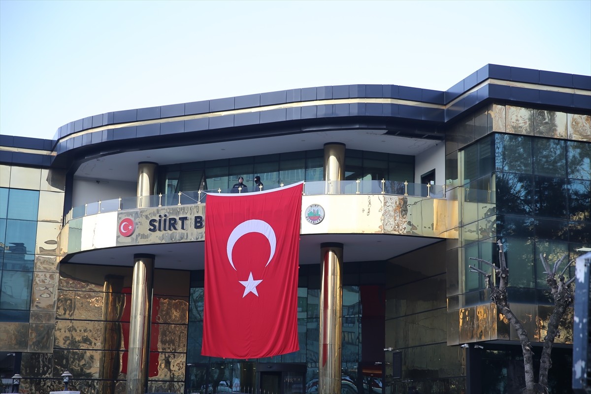 İçişleri Bakanlığı, Siirt Belediye Başkanı Sofya Alağaş'ın geçici bir tedbir olarak görevden...