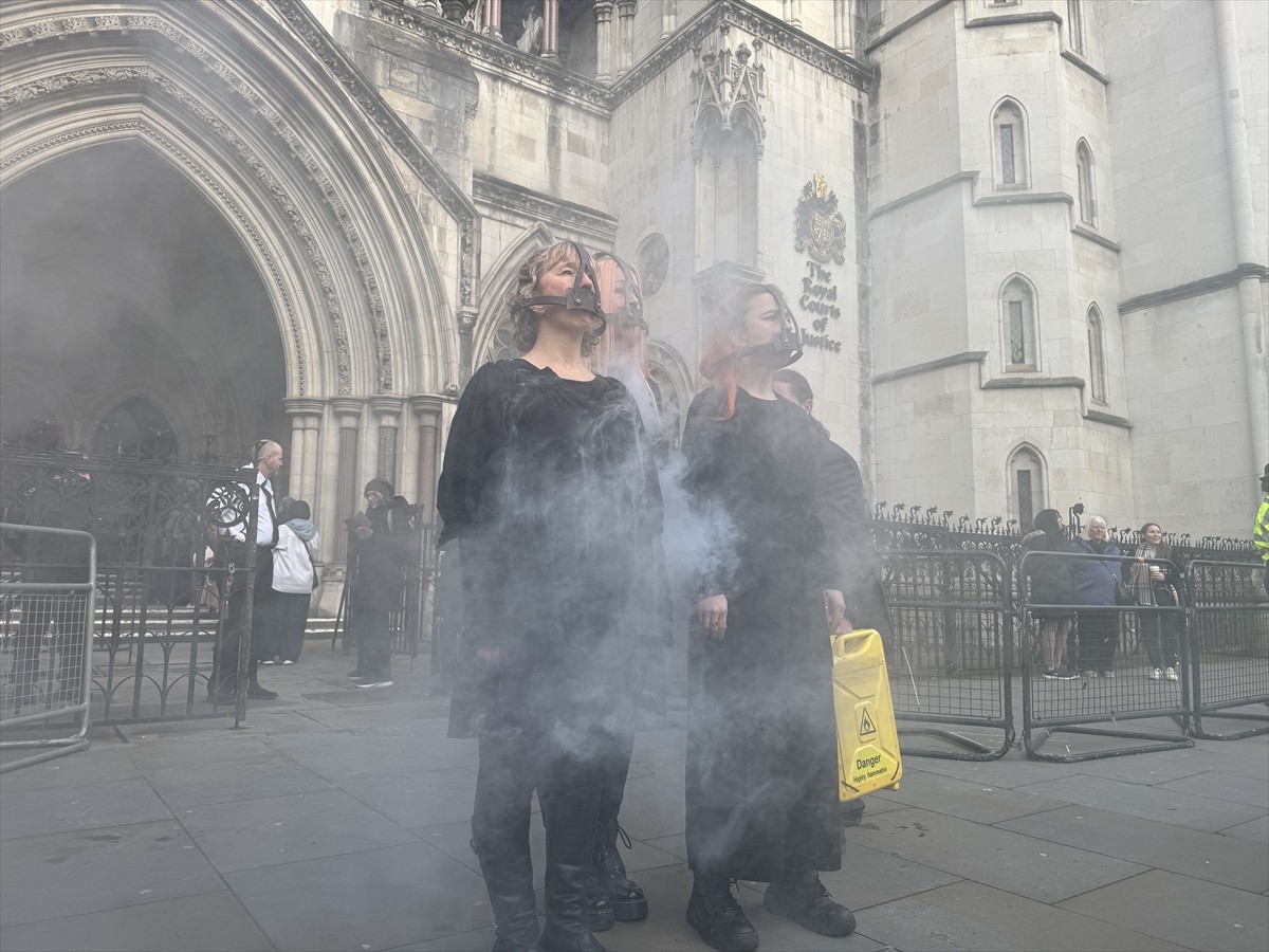 İngiltere'de iklim ve çevre konularına dikkati çekmek için eylemler düzenlediği için yargılanan...