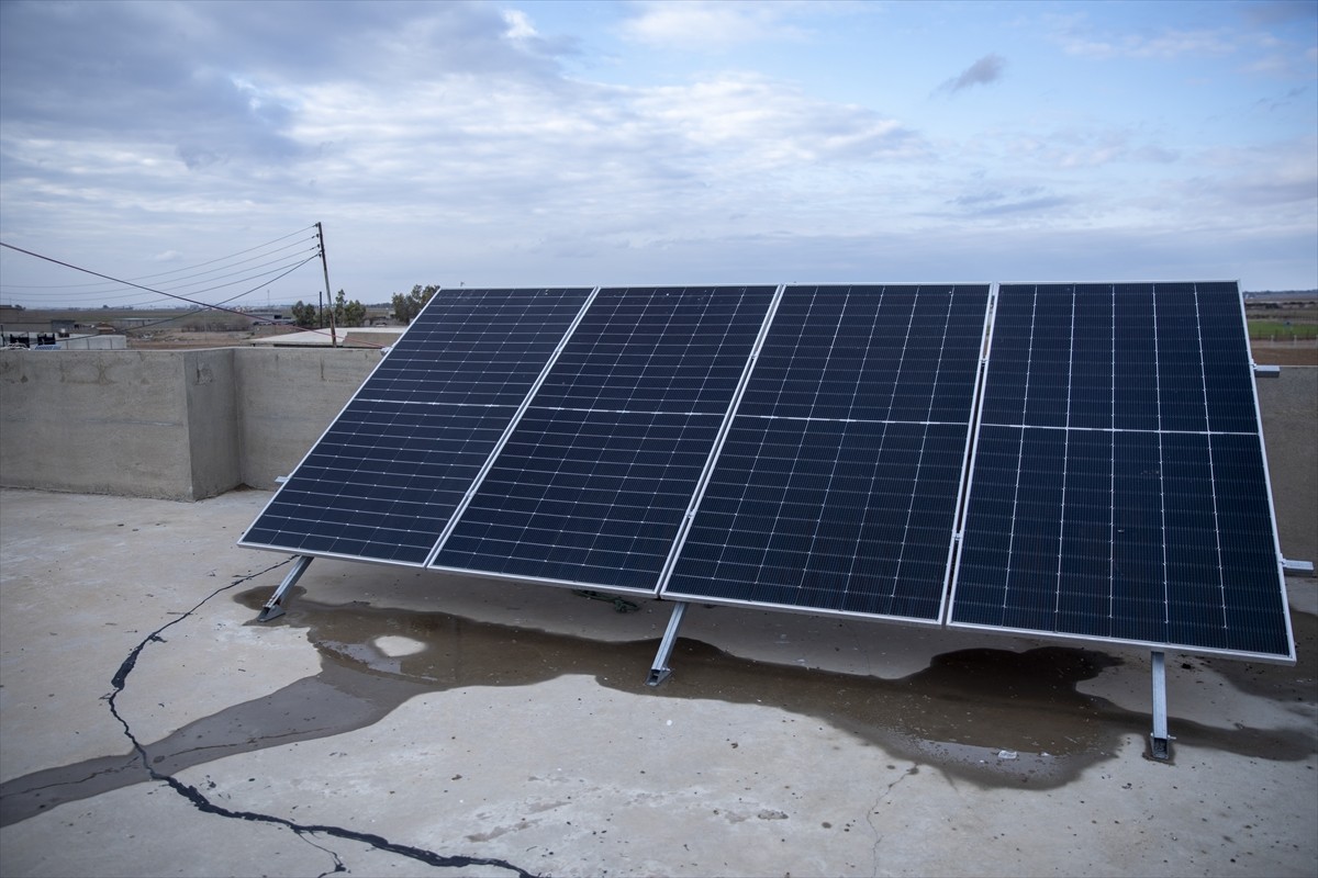 Irak'ın Erbil kentindeki bir köyde evlerin çoğunda kullanılan güneş enerjisi sayesinde hem...