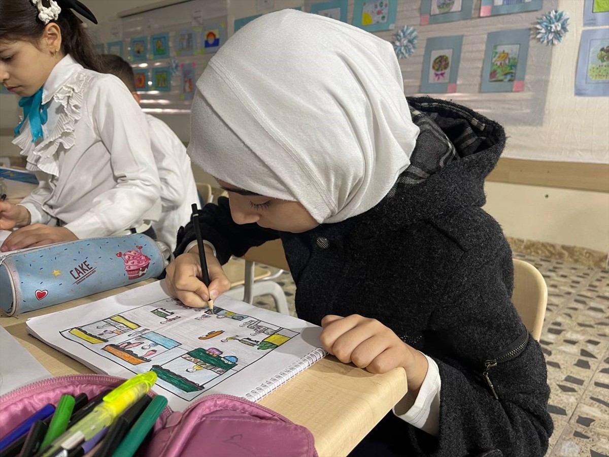 Irak'ın Kerkük kentinde ilköğretim öğrencileri İsrail'in Gazze Şeridi'ndeki saldırılarına dikkati...