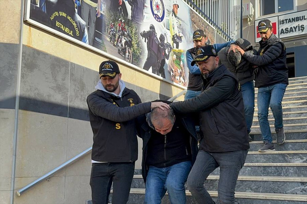 İş insanı Fikret Öztürk'ün Üsküdar'daki evinden, 1 milyon dolar değerinde ziynet eşyasının...