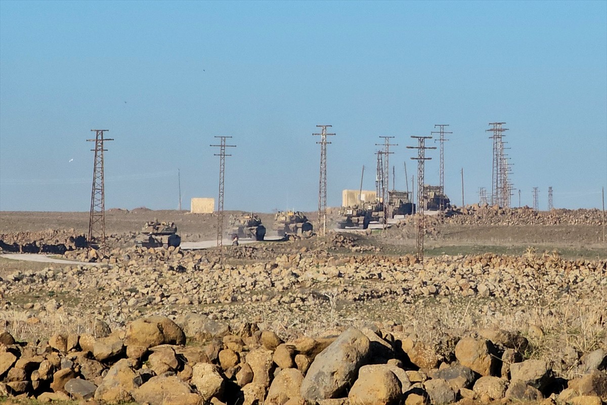 İsrail ordusuna ait tanklar, Baas rejiminin devrildiği Suriye'nin Golan Tepeleri'ndeki Kuneytra...